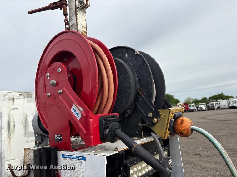 image for item EG9045 2016 Freightliner 108SD utility / service truck