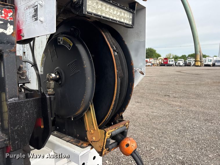 image for item EG9045 2016 Freightliner 108SD utility / service truck