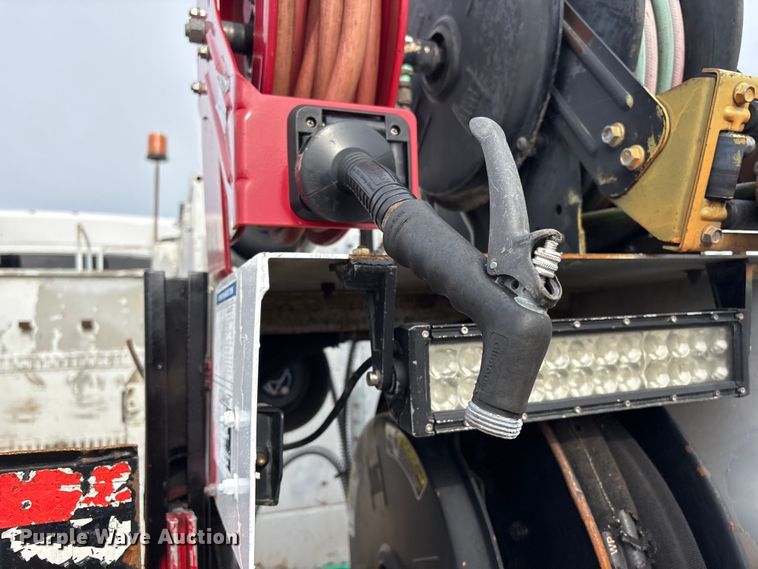 image for item EG9045 2016 Freightliner 108SD utility / service truck