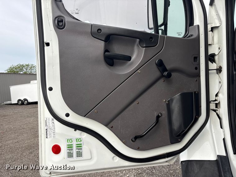 image for item EG9045 2016 Freightliner 108SD utility / service truck