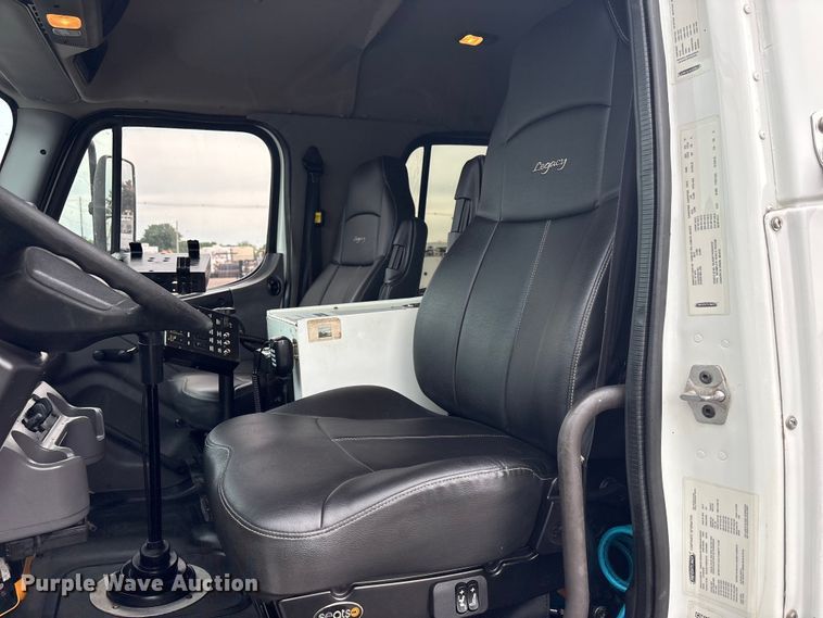 image for item EG9045 2016 Freightliner 108SD utility / service truck