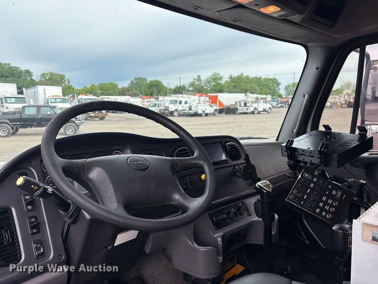 image for item EG9045 2016 Freightliner 108SD utility / service truck