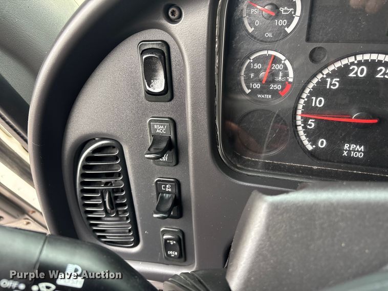 image for item EG9045 2016 Freightliner 108SD utility / service truck