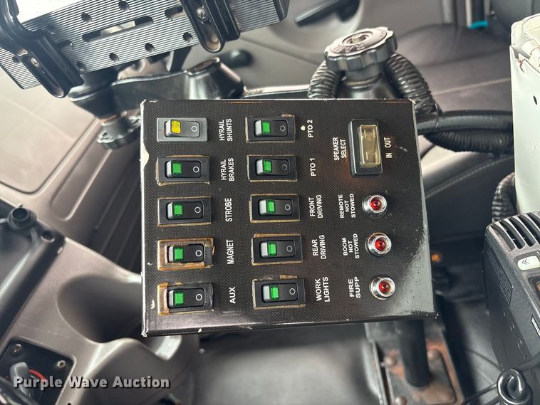 image for item EG9045 2016 Freightliner 108SD utility / service truck