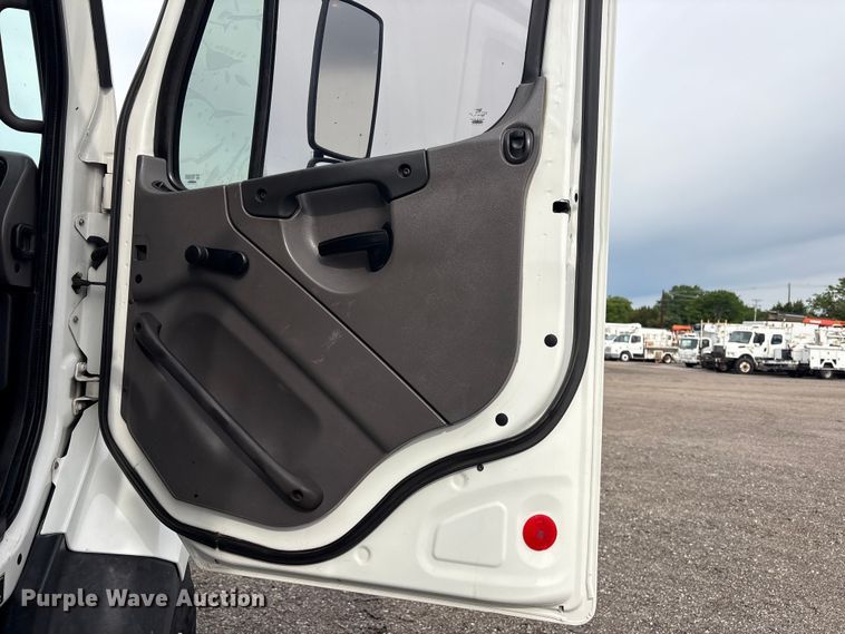 image for item EG9045 2016 Freightliner 108SD utility / service truck
