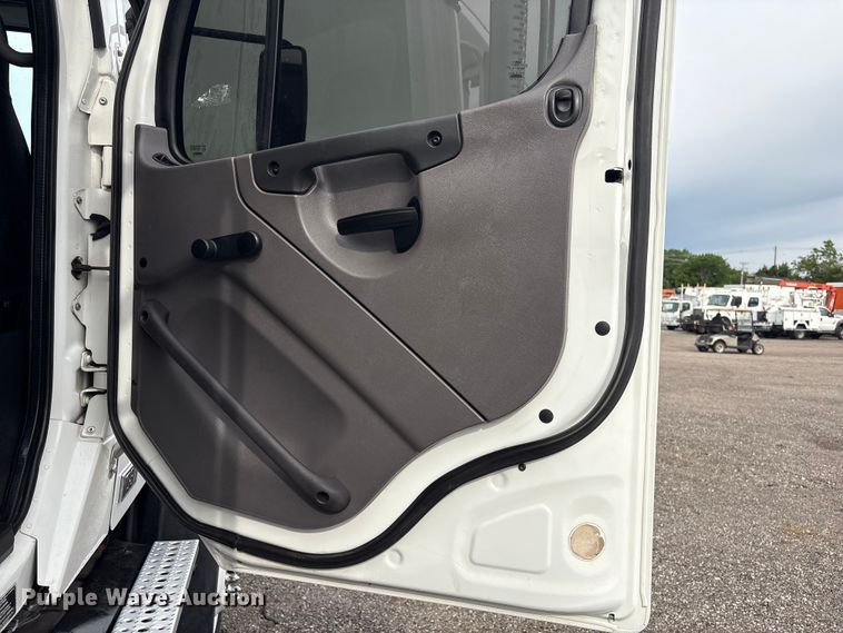 image for item EG9045 2016 Freightliner 108SD utility / service truck