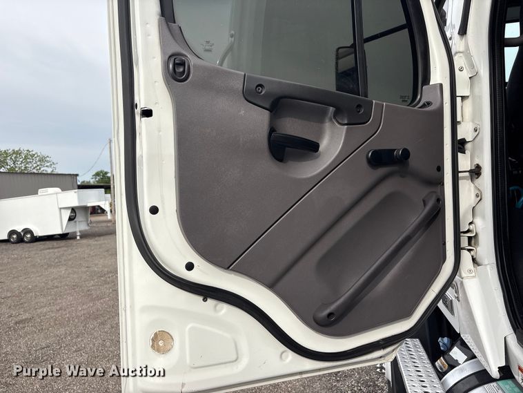 image for item EG9045 2016 Freightliner 108SD utility / service truck