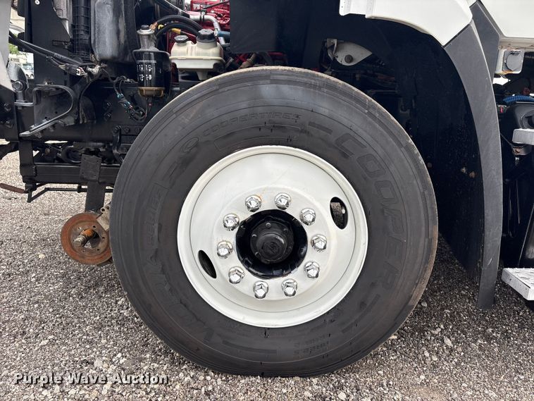 image for item EG9045 2016 Freightliner 108SD utility / service truck
