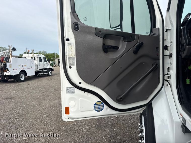 image for item EG9046 2012 Freightliner Business Class M2 Crew Cab utility / service truck