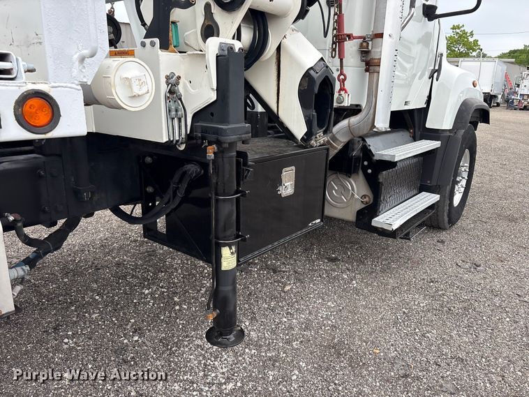 image for item EG9049 2013 Freightliner 114SD crane truck
