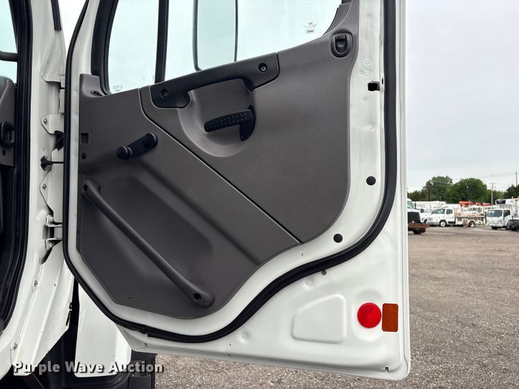 image for item EG9049 2013 Freightliner 114SD crane truck