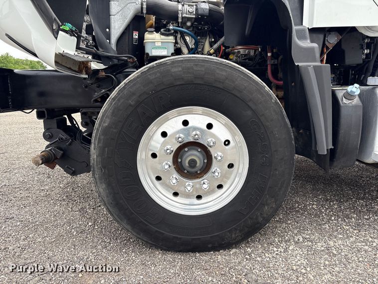image for item EG9049 2013 Freightliner 114SD crane truck