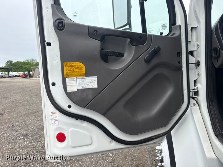 image for item EG9050 2006 Freightliner Business Class M2 Crew Cab crane truck