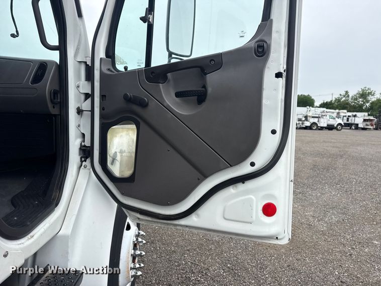 image for item EG9050 2006 Freightliner Business Class M2 Crew Cab crane truck