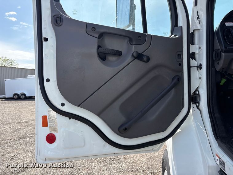 image for item EG9053 2013 Freightliner M2 Business Class utility / service truck