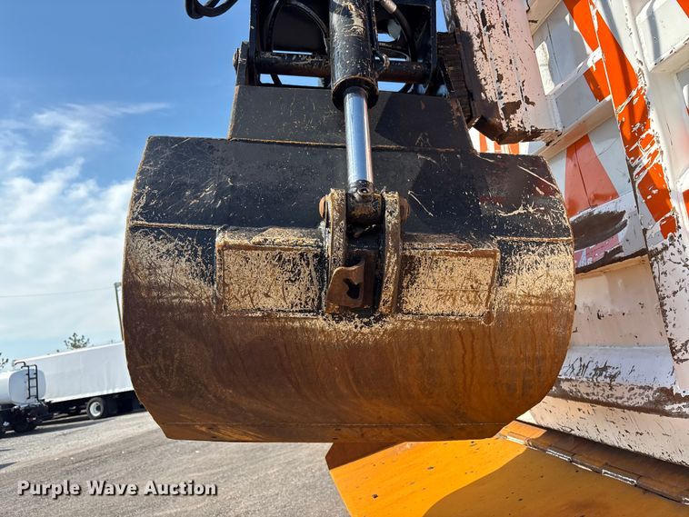image for item EG9054 2016 Freightliner 108SD grapple crane truck