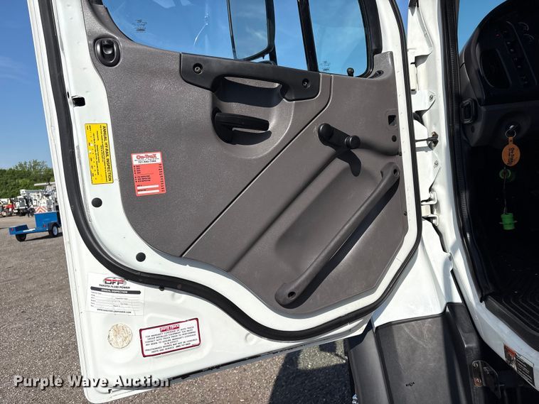 image for item EG9054 2016 Freightliner 108SD grapple crane truck