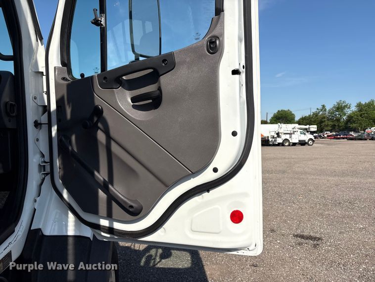 image for item EG9054 2016 Freightliner 108SD grapple crane truck