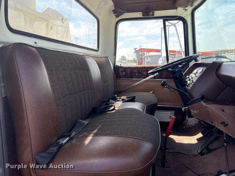 image for item EG9057 1986 Ford LNT8000 Crane truck