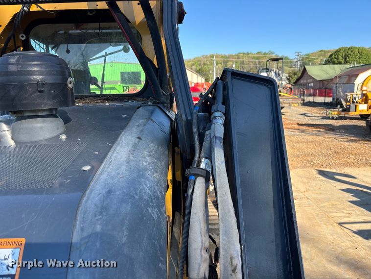 image for item EM8604 2022 John Deere 333G skid steer loader