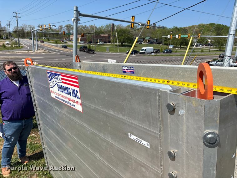 image for item EM8606 Mighty-Lite trench box