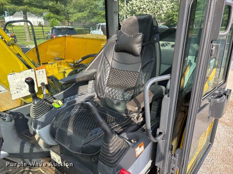 image for item EO4245 Komatsu PC70-8 mini excavator