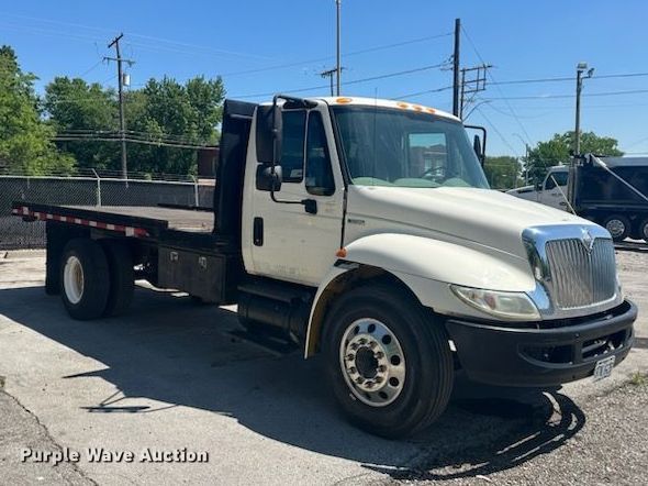 image for item EO7065 2009 International 4300 flatbed truck
