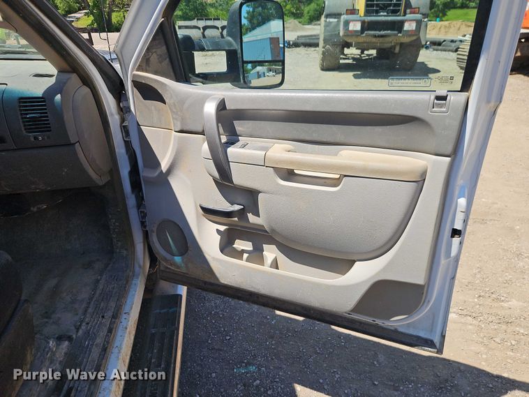 image for item EO7309 2012 Chevrolet Silverado 3500HD Ext. Cab utility bed pickup truck