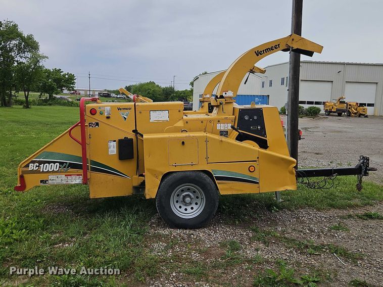 image for item EO7329 2001 Vermeer BC1000XL wood chipper