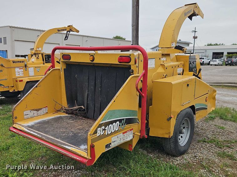 image for item EO7329 2001 Vermeer BC1000XL wood chipper