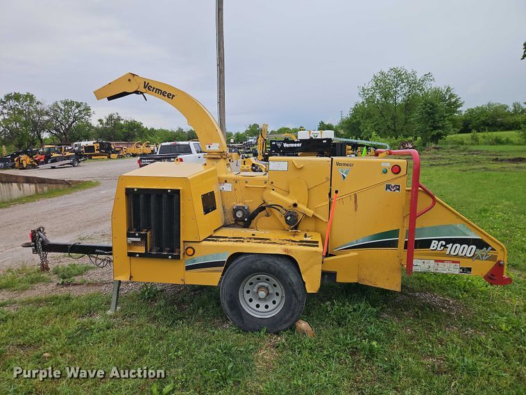 image for item EO7329 2001 Vermeer BC1000XL wood chipper