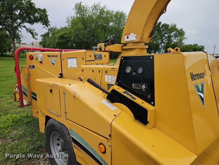 image for item EO7329 2001 Vermeer BC1000XL wood chipper