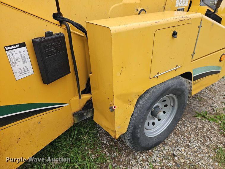 image for item EO7329 2001 Vermeer BC1000XL wood chipper