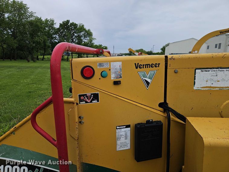 image for item EO7329 2001 Vermeer BC1000XL wood chipper