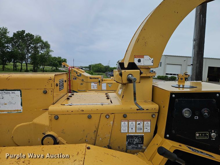 image for item EO7329 2001 Vermeer BC1000XL wood chipper