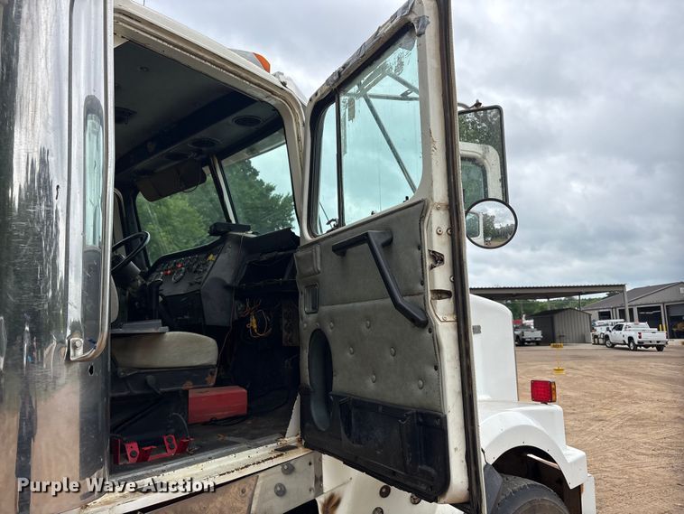 image for item ET2008 1999 Western Star 4900 dump truck