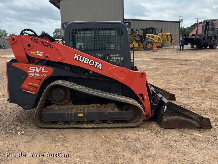 image for item ET2012 2018 Kubota SVL 95 tracked skid steer loader