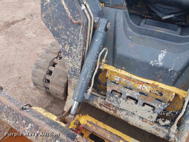 image for item ET2027 2017 John Deere 323E tracked skid steer loader