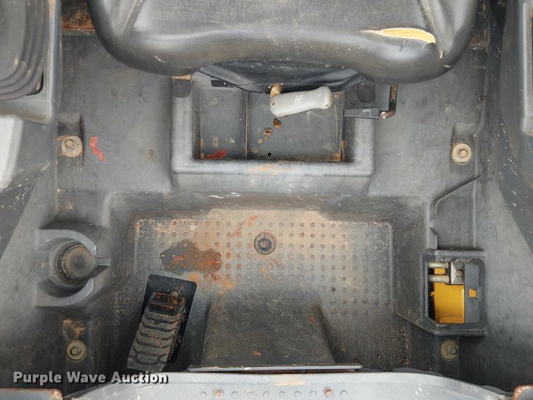 image for item ET2027 2017 John Deere 323E tracked skid steer loader