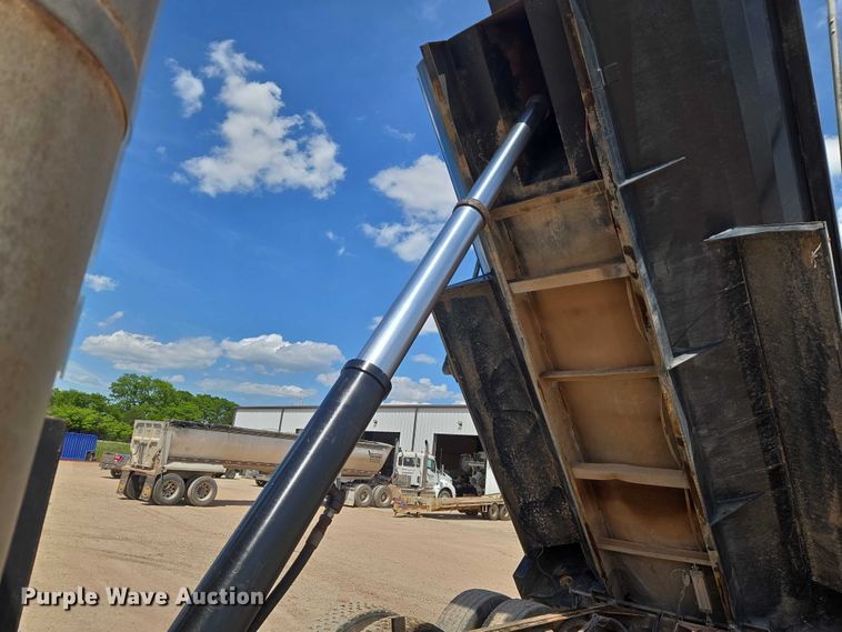 image for item ET5026 2006 Mack CHN613 dump truck