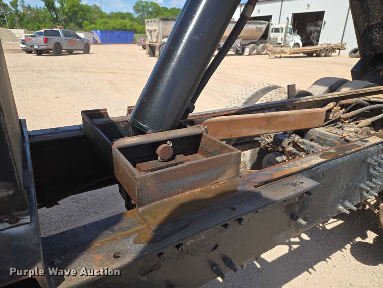 image for item ET5026 2006 Mack CHN613 dump truck