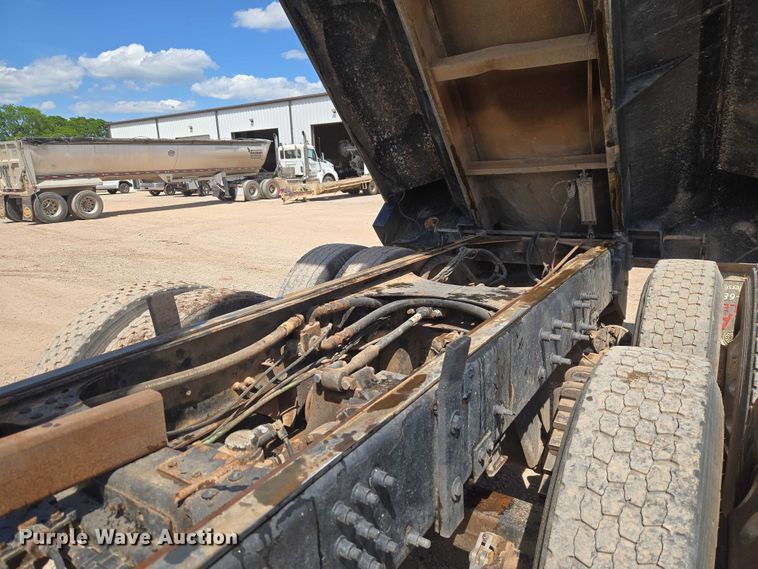 image for item ET5026 2006 Mack CHN613 dump truck