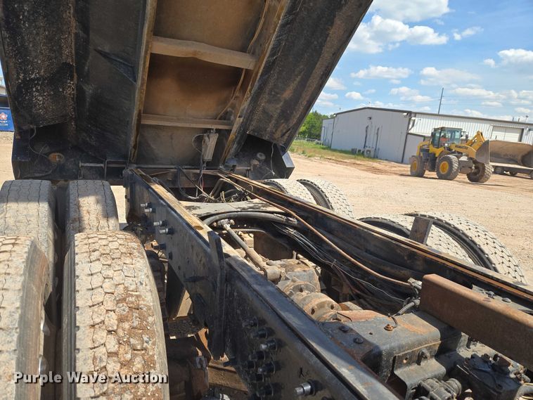 image for item ET5026 2006 Mack CHN613 dump truck