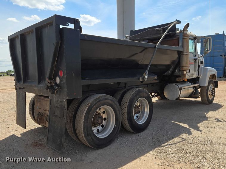 image for item ET5026 2006 Mack CHN613 dump truck