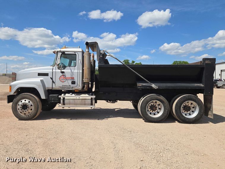 image for item ET5026 2006 Mack CHN613 dump truck