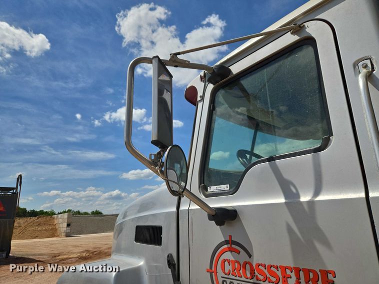 image for item ET5026 2006 Mack CHN613 dump truck