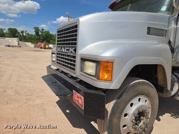 image for item ET5026 2006 Mack CHN613 dump truck