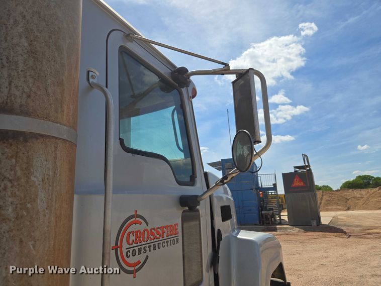 image for item ET5026 2006 Mack CHN613 dump truck