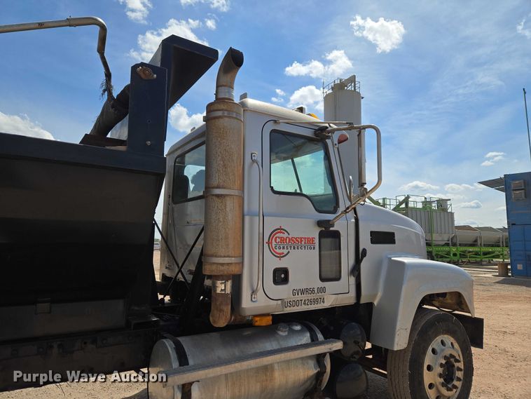 image for item ET5026 2006 Mack CHN613 dump truck