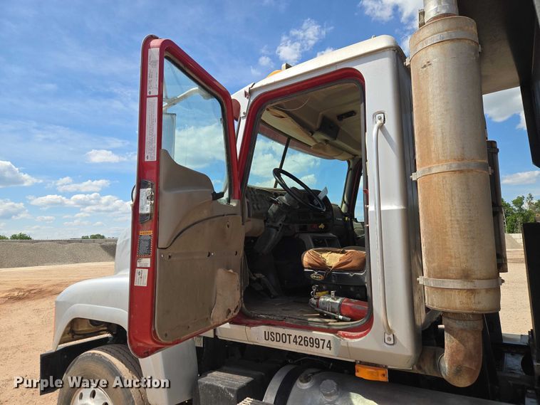 image for item ET5026 2006 Mack CHN613 dump truck
